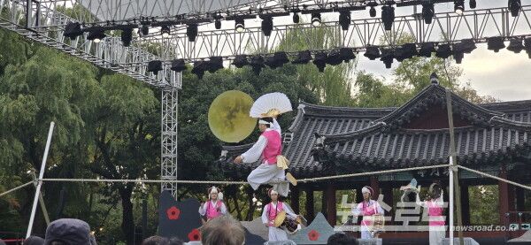 JI예술단의 전통 줄놀이 공연이 펼쳐지고 있다. [사진=서진수기자]