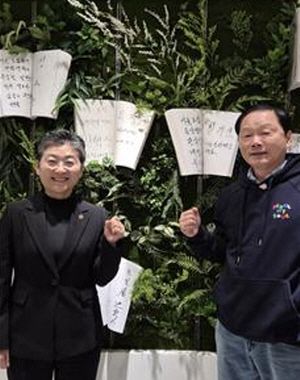 유정희 서울특별시의회 문화체육관광위원회&nbsp;의원(왼쪽 더불어민주당, 관악4)과 길기연 서울관광재단 대표이사가 의기투합하고 있다. [사진=서울관광재단]