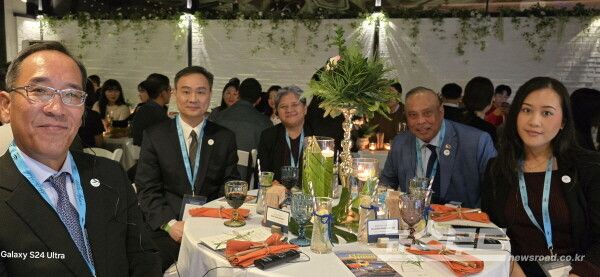 은호상 괌정부관광청 한국마케팅위원회 위원장(왼쪽 두번째)과 주요 VIP들이 포즈를 취하고 있다. [사진=서진수기자]