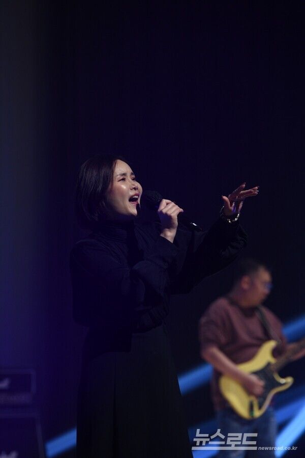 지난 16일 수원빛누리아트홀에서 열린 매버릭스테이지 '모두의 음악회'에 참가한 갑근세 밴드의 보컬이 열창을 하고 있다. [사진=매버릭스테이지]