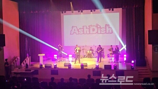 지난 16일 빛누리아트홀에서 열린 매버릭스테이지 '모두의 음악회' 참가팀 에쉬디쉬 밴드가 공연을 펼치고 있다. [사진=뉴스로드/김영식 기자]