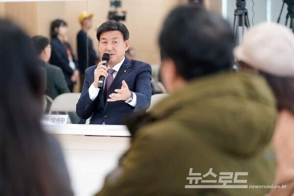 방세환 시장이 지역 예술인과의 간담회를 진행하고 있다./사진=방세환 시장 페이스북