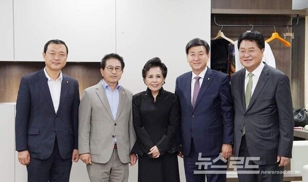 방세환 시장(오른쪽 두 번째)이 이미자씨(가운데)와 기념촬영을 하고 있다./사진=방세환 시장 페이스북