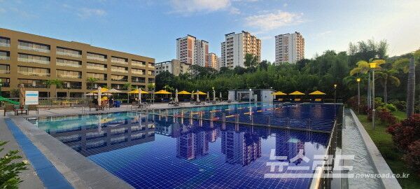 필리핀 클락 힐튼호텔 야외수영장 전경 [사진=서진수기자]