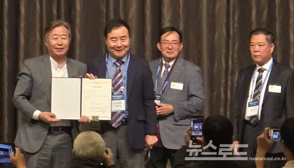 ​​이진석 당선인이 선거위원장인 강찬식 여행신화 대표로부터 당선증을 받고 있다. [사진=서진수기자]