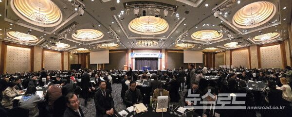 행사가 진행된 서울 소공동 소재 롯데호텔 크리스탈 볼룸 전경. 400여 명이 운집해 뜨거운 열기를 가늠케 했다. [사진=서진수기자]