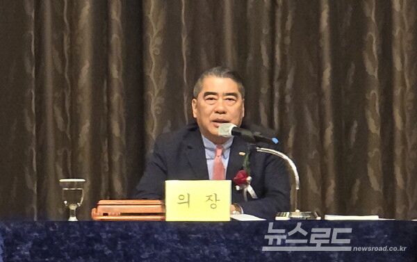 총회 의장을 맡아 회의를 주재하고 있는 오창희 KATA 현 회장 [사진=서진수기자]