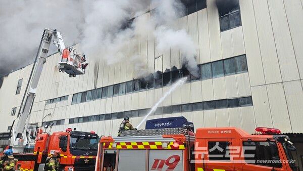 수원시 원천동에 위치한 A회사에 화재가 발생해 소방대원이 화재를 진압하고 있다./사진=경기도소방재난본부