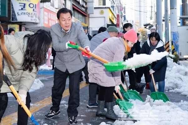 이재준 수원시장이&nbsp;28일 오후 주민들과 함께 제설작업을 하고 있다./사진=수원시