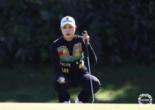 문정민 S-OIL 챔피언십 2024 FR 2번홀 그린 파악 (KLPGA 사진제공)