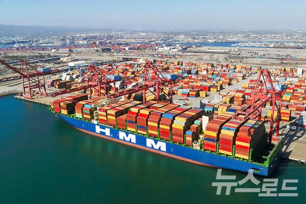 롱비치항에서 하역작업을 하고 있는 HMM 컨테이너선 [사진=HMM]