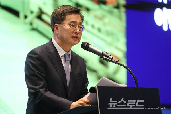 10일 오전 더블트리 바이 힐튼 서울판교에서 열린 중앙일보S 반도체 클러스터 포럼에서 김동연 경기도지사가 축사를 하고 있다./사진=경기도