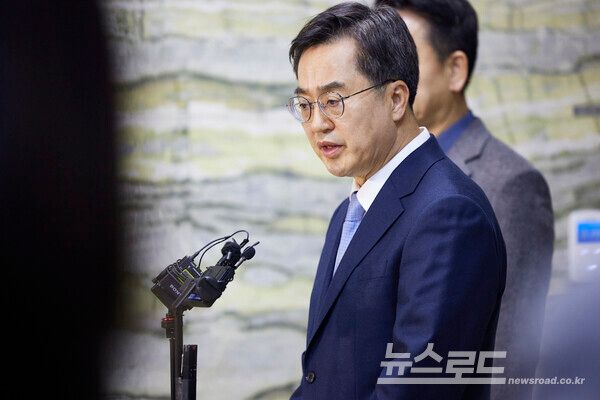 11일 오전 김동연 경기도지사가 국회 본관 국토교통위원장실 방문을 마치고 백브리핑을 하고 있다./사진=경기도