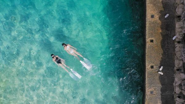 스노클링을 즐기고 있는 괌 방문객들 [사진=괌정부관광청]