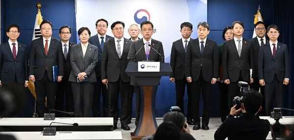 최상목 부총리가 국무위원들과 함께 기자회견을 하는 모습 [사진=기재부]