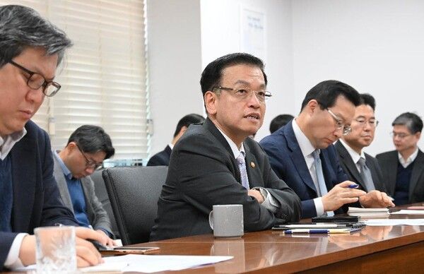 최상목 경제부총리(가운데)가 회의를 주재하는 모습 [사진=기재부]