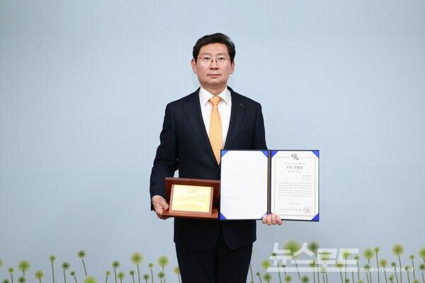 이상일 시장이 ‘2024년 우수의정·행정대상 시상식’에서 ESG 특별상 최우수상을 수상하며 기념촬영을 하고 있다./사진=이상일 용인시장