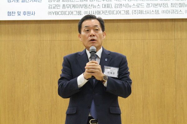 이재준 시장이&nbsp;‘2024년 우수의정·행정 대상 시상식’에서 자치분권 발전 특별상을 수상하고 소감을 전하고 있다./사진=뉴스로드 김영식 기자&nbsp;