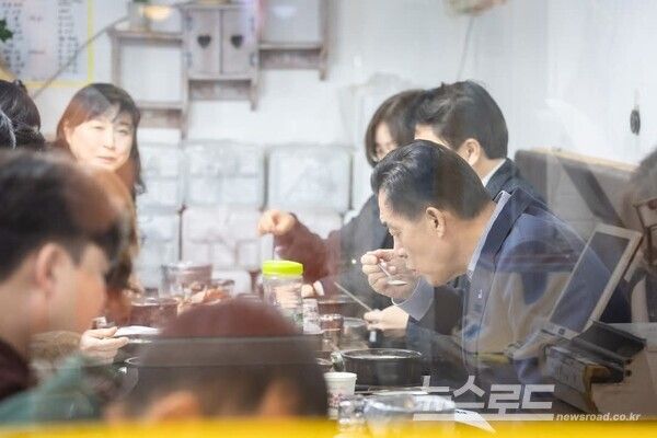 이재준 시장이 지난 13일 직원들과 권선종합시장의 한 음식점을 찾아 식사를 하고 있다.[사진=이재준 시장 페이스북]