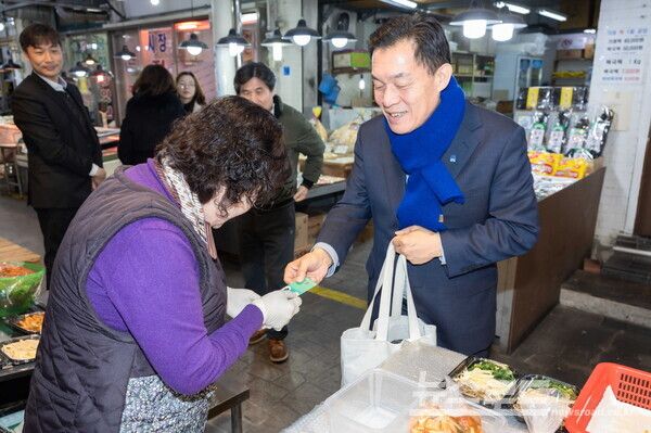 이재준 시장이 권선종합시장에서 장을 보고 수원페이로 결제하고 있다.[사진=이재준 시장 페이스북]