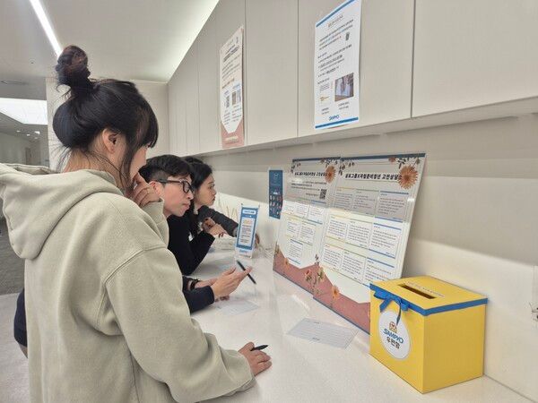 삼표그룹 임직원들이 자립준비청년을 위해 응원 메시지를 작성하는 모습. /사진 제공=삼표그룹