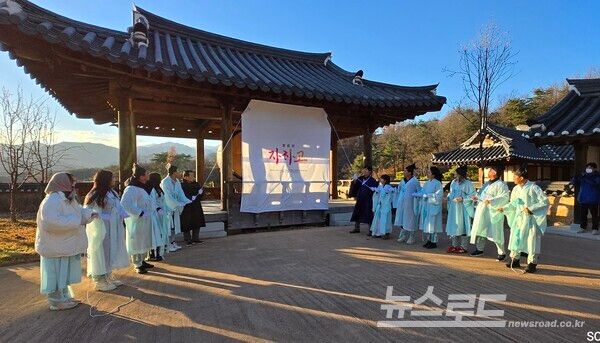 (사진설명) 김원택 영주문화관광재단 대표가 연말 연시 북을 치며 새해 소원을 비는 ‘자하고’ 스토리텔링 고민에 빠졌다. 지난 6일, 서울서 내려온 15개 매체 기자들과 경북 영주 선비세상 내 한옥촌에서 김 대표는 뉴스보고, 대한일보, 여행정보신문 등 서울에서 취재차 내려온 대표, 국장단과 난상 토론을 가졌다. 기자들은 선비세상에서 1박 체험을 하며 영주 관광 발전을 위한 많은 아이디어를 제출했다. 사진 공동취재