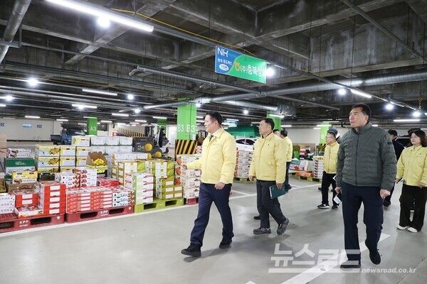 최대호 안양시장이 지난 4일 오후 농수산물 도매시장 지하주차장에 임시로 설치한 청과동 임시영업장을 둘러보고 있다./사진=안양시