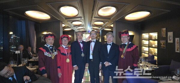 신임기사로 위촉된 이은상씨를 비롯해 오피시에 조인희씨, 꼬망되르 김상일·이현국씨 등이 김동준 총사령관과 기념 촬영을 하고 있다. [사진=서진수기자]