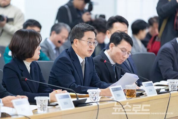 김동연 지사가 17일 오후 경기도청 4층 율곡홀에서 열린 ‘경기도·시군 합동 긴급 민생안정 대책회의’에서 인사말을 하고 있다./사진=경기도&nbsp;