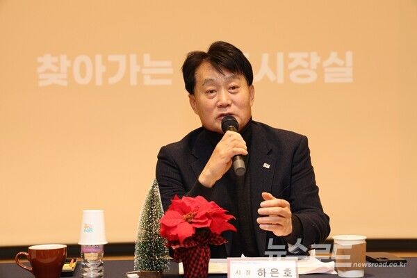 하은호 시장이 찾아가는 이동시장실과 청년활동 성과공유회를 진행하고 있다./사진=군포시