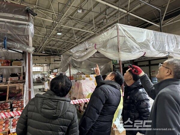 안양시농수산물 도매시장 청과동 붕괴 전인 11월28일 오전 8시35분경 최대호 안양시장(왼쪽에서 두번째)이 현장을 방문해 안전 최우선 조치를 지시했다./사진=안양시