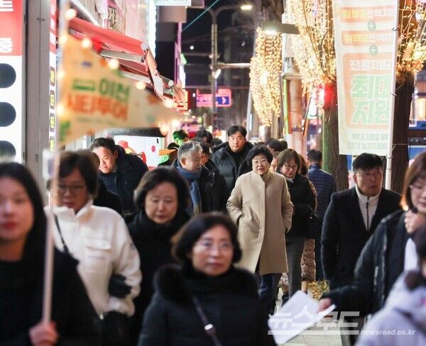 김경희 시장이 '로맨틱 윈터 시티투어'에 직접 참가해 이용객들과 이천을 홍보하고 있다./사진=이천시