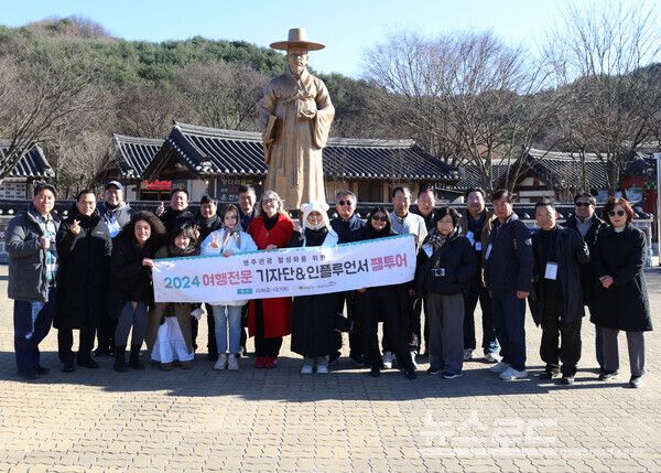(사진설명) 김원택 영주문화관광재단 대표가 연말 연시 북을 치며 새해 소원을 비는 ‘자하고’ 스토리텔링 고민에 빠졌다. 지난 6일, 서울서 내려온 15개 매체 기자들과 경북 영주 선비세상 내 한옥촌에서 김 대표는 뉴스보고, 대한일보, 여행정보신문 등 서울에서 취재차 내려온 대표, 국장단과 난상 토론을 가졌다. 기자들은 선비세상에서 1박 체험을 하며 영주 관광 발전을 위한 많은 아이디어를 제출했다. 사진 공동취재
