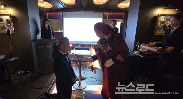 이은상씨가 기동준 총사령관으로부터 기사 작위를 수여받고 있다. [사진=서진수기자]