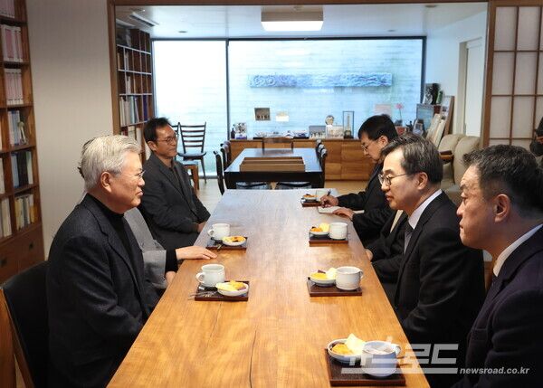 20일 오후 김동연 경기도지사가 경남 양산시 평산마을을 방문하여 문재인 전대통령과 차담을 하고있다./사진=경기도