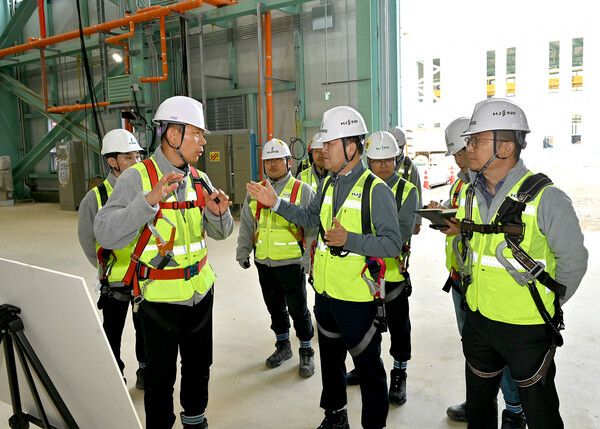 현장 안전점검 중인 김완석 대표(사진 가운데)/사진제공=HJ중공업