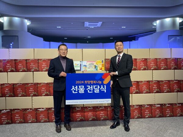 골프존문화재단이 지역사회 소외계층 아동을 위한 ‘2024 희망행복나눔 선물전달식’을 진행했다. (왼쪽부터) 김현호 대전광역시자원봉사센터장과 박영준 골프존문화재단 팀장이 기념 촬영을 하고 있다./사진제공=골프존문화재단