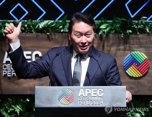 2024 APEC CEO 서밋에서 의사봉 인수한 최태원 회장/연합뉴스