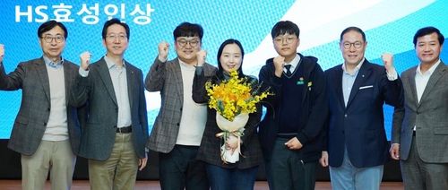 HS효성은 출범 이후 처음으로 '올해의 자랑스러운 HS효성인상' 시상식을 개최했다고 22일 밝혔다. 조현상 HS효성 부회장(사진 오른쪽 두번째)이 '2024 올해의 자랑스러운 HS효성인상' 수상자 정유조 PL(가운데)과 가족들(왼쪽 3·5번째), 주요 경영진과 함께 기념 촬영을 하고 있다./연합뉴스