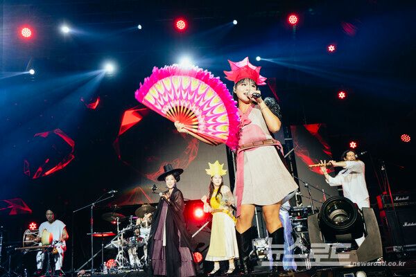 유월(이유진)이 무대에서 부채 퍼포먼스를 선보이며 관객들을 매료시키고 있다. [사진=악단광칠]