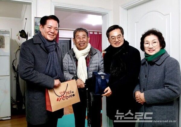 최대호 안양시장, 부인 단옥희 여사, 김동연 경기도지사, 부인 정우영 여사 등이 23일 독거노인 도시락 배달 및 안부 확인, 애로사항 청취 등을 위해 안양지역 독거노인 주택을 방문 해 도시락을 전달하고 있다./사진=최대호 시장 페이스북