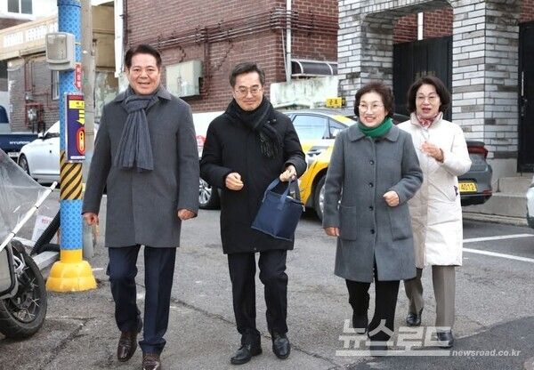 최대호 안양시장, 부인 단옥희 여사, 김동연 경기도지사, 부인 정우영 여사 등이 23일 독거노인 도시락 배달 및 안부 확인, 애로사항 청취 등을 위해 안양지역 독거노인 주택을 방문 하고 있다./사진=최대호 시장 페이스북