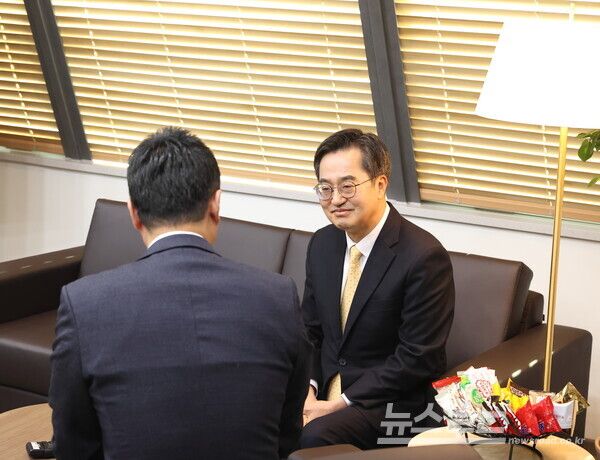 김동연 지사가 김진경 의장을 만나 대화를 나누고 있다./사진=경기도