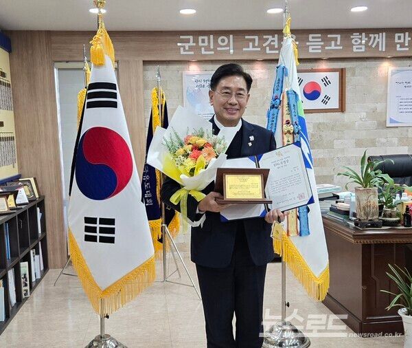 전진선 양평군수가 '2024 의정행정대상'을 수상하고 기념촬영을 하고 있다.