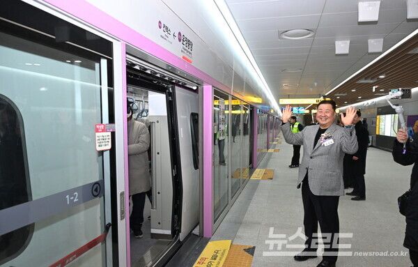 김경일 시장이 GTX-A 개통식에서 승객을 향해 손을 흔들고 있다./사진=김경일 시장 페이스북