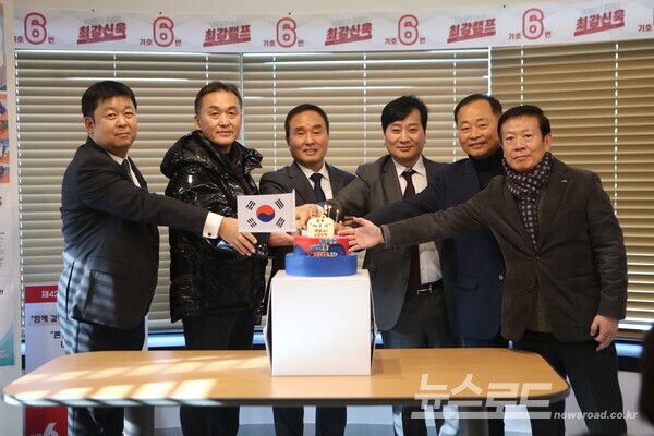 강신욱 후보(가운데)가 개소식에서 승리를 다짐하며 커엑 커팅식을 하고 있다./사진=강신욱 후보사무실