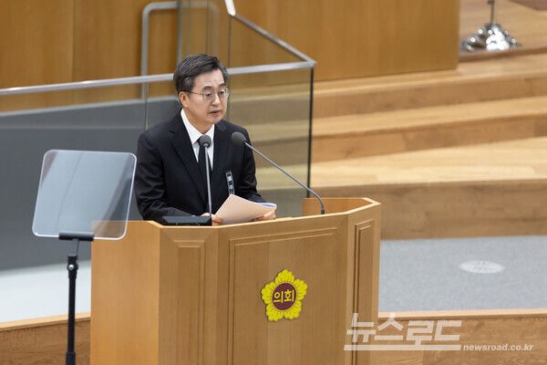 김동연 지사가 30일 경기도의회 제381회 임시회 제1차 본회의에서 예산안 동의 인사말을 하고 있다./사진=경기도&nbsp;