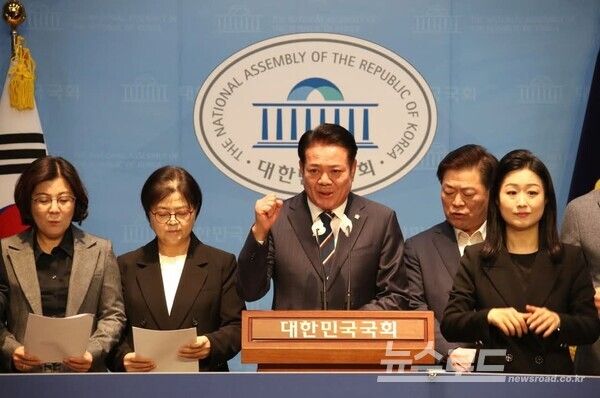 최대호 시장이 지난달 11월 5일 국회소통관에서 더불어민주당 기초단체장 공동성명 발표 모습./사진=최대호 시장 페이스북