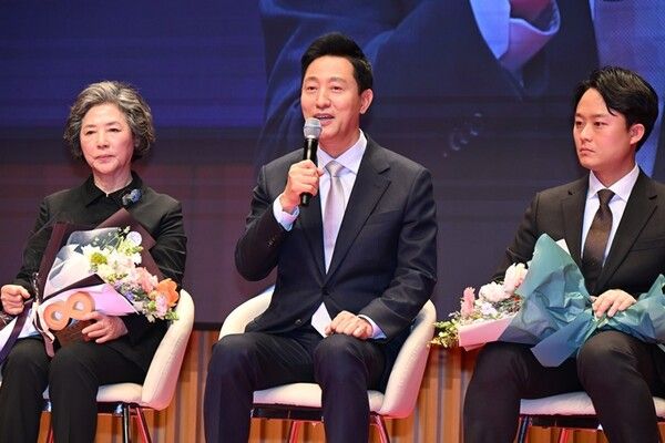 오세훈 서울시장이 3일(화) 오전 서울시청 다목적홀에서 열린 서울시 명예시장 위촉식에서 축하 인사를 건네고 있다. [사진=서울시]