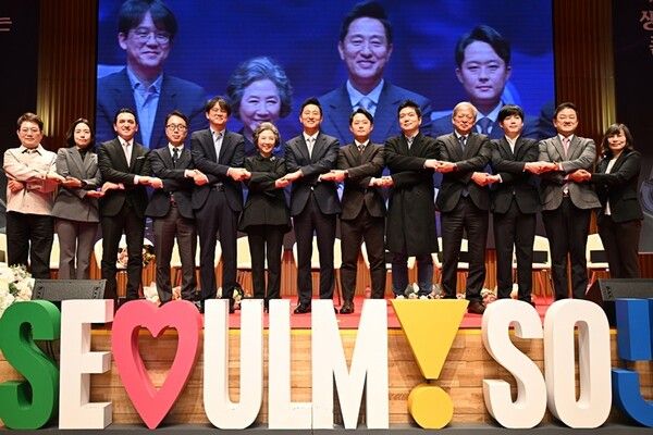 사진 왼쪽부터 한문철 변호사(안전환경), 정희옥 명지대학교 교수(이민·이주노동), 오시난 서울시관광협회 이사(글로벌관광), 박원곤 이화여대 교수(도시안보), 김현철 연세대학교 의과대학 부교수(인구·저출생), 고두심 배우(문화예술), 오세훈 서울시장, 김세진 태재연구재단 선임연구원(청년보훈), 남궁인 이대목동병원 응급의학과 조교수(건강·의료), 염재호 태재대학교 총장(사회통합), 이동수 청년정치크루 대표(미래세대), 최재붕 성균관대 부총장(미래혁신 산업), 홍윤희 사단법인 무의 이사장(약자 동행) [사진=서울시]